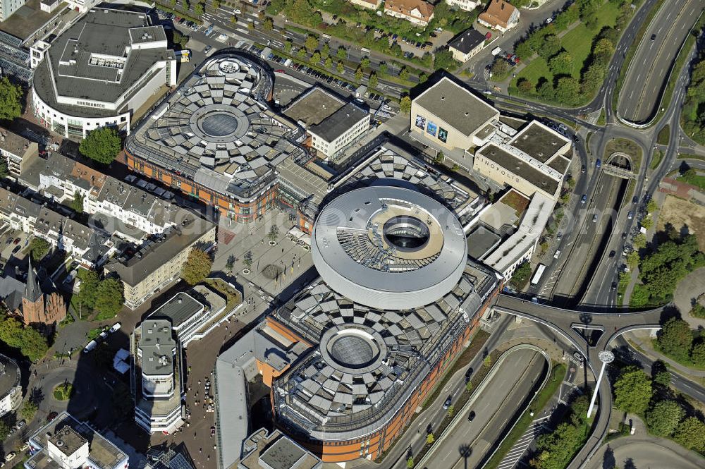 Leverkusen from the bird's eye view: Blick auf die Rathaus-Galerie in Leverkusen. Das 2010 von der ECE eröffnete Einkaufszentrum liegt in der neuen Stadtmitte und bietet mit rund 22 600 Quadratmetern Verkaufsfläche Platz für rund 110 Fachgeschäfte, Cafés und Restaurants. In der Rotunde sind ein Bürgerbüro, der Ratssaal für den Stadtrat und Büros für das Oberbürgermeisteramt untergebracht. View of the Rathaus-Galerie in Leverkusen. It was opened in 2010. In the rotunda a civil office, the council chamber for the City Council and the Mayor offices are located.