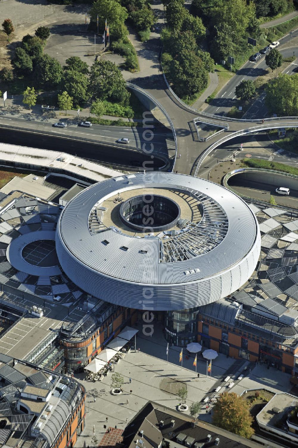 Aerial image Leverkusen - Blick auf die Rathaus-Galerie in Leverkusen. Das 2010 von der ECE eröffnete Einkaufszentrum liegt in der neuen Stadtmitte und bietet mit rund 22 600 Quadratmetern Verkaufsfläche Platz für rund 110 Fachgeschäfte, Cafés und Restaurants. In der Rotunde sind ein Bürgerbüro, der Ratssaal für den Stadtrat und Büros für das Oberbürgermeisteramt untergebracht. View of the Rathaus-Galerie in Leverkusen. It was opened in 2010. In the rotunda a civil office, the council chamber for the City Council and the Mayor offices are located.