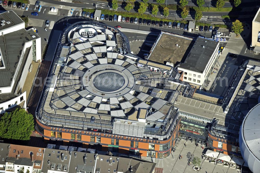 Leverkusen from above - Blick auf die Rathaus-Galerie in Leverkusen. Das 2010 von der ECE eröffnete Einkaufszentrum liegt in der neuen Stadtmitte und bietet mit rund 22 600 Quadratmetern Verkaufsfläche Platz für rund 110 Fachgeschäfte, Cafés und Restaurants. In der Rotunde sind ein Bürgerbüro, der Ratssaal für den Stadtrat und Büros für das Oberbürgermeisteramt untergebracht. View of the Rathaus-Galerie in Leverkusen. It was opened in 2010. In the rotunda a civil office, the council chamber for the City Council and the Mayor offices are located.