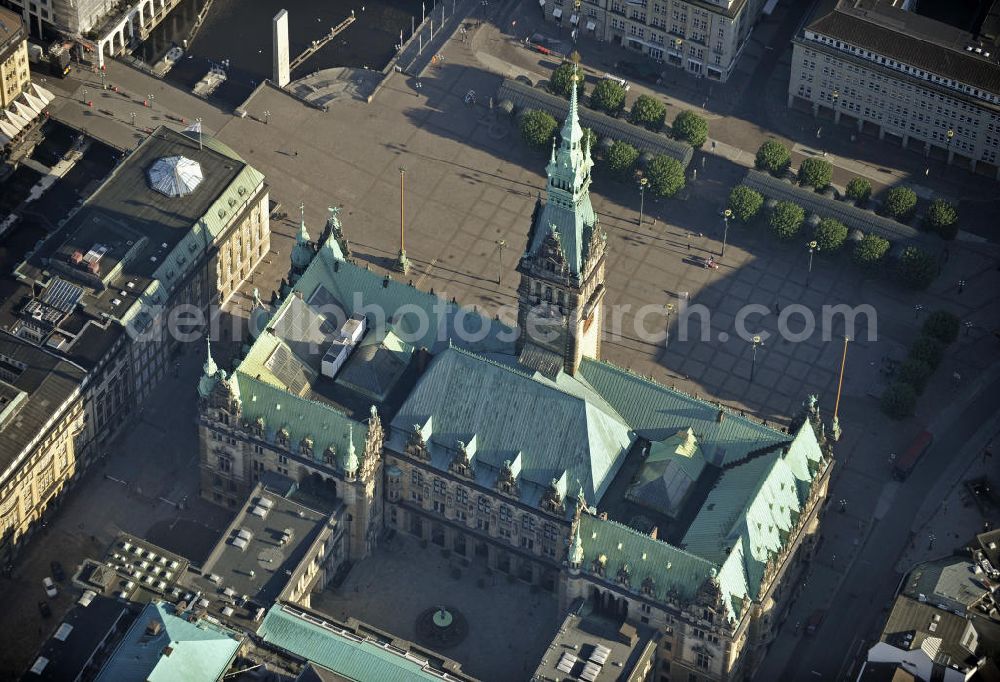 Aerial photograph Hamburg - Das Hamburger Rathaus ist der Sitz der Bürgerschaft (Parlament) und des Senats (Landesregierung) der Freien und Hansestadt Hamburg. The Hamburg City Hall is the seat of the Buergerschaft (Parliament) and the Senate (government) of the Free and Hanseatic City of Hamburg.