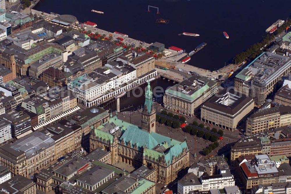 Aerial photograph Hamburg - Blick auf das Hamburger Rathaus. Das Hamburger Rathaus ist der Sitz der Bürgerschaft (Parlament) und des Senats (Landesregierung). Rathausmarkt 1; 20095 Hamburg Tel. 040 428 31 2009/2010 Fax. 040 427915 008