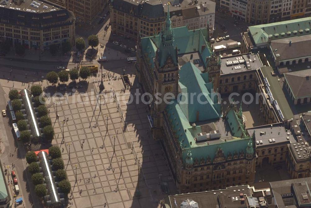 Hamburg from the bird's eye view: Blick auf das Hamburger Rathaus. Das Hamburger Rathaus ist der Sitz der Bürgerschaft (Parlament) und des Senats (Landesregierung). Rathausmarkt 1; 20095 Hamburg Tel. 040 428 31 2009/2010 Fax. 040 427915 008