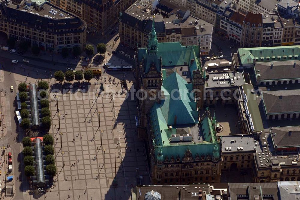 Aerial image Hamburg - Blick auf das Hamburger Rathaus. Das Hamburger Rathaus ist der Sitz der Bürgerschaft (Parlament) und des Senats (Landesregierung). Rathausmarkt 1; 20095 Hamburg Tel. 040 428 31 2009/2010 Fax. 040 427915 008