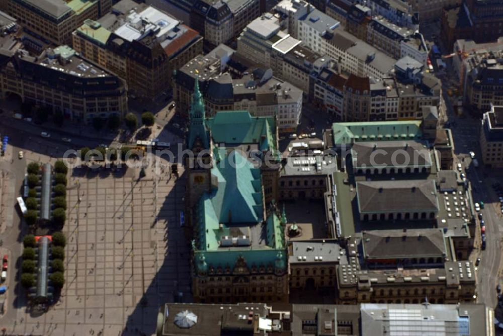 Aerial photograph Hamburg - Blick auf das Hamburger Rathaus. Das Hamburger Rathaus ist der Sitz der Bürgerschaft (Parlament) und des Senats (Landesregierung). Rathausmarkt 1; 20095 Hamburg Tel. 040 428 31 2009/2010 Fax. 040 427915 008