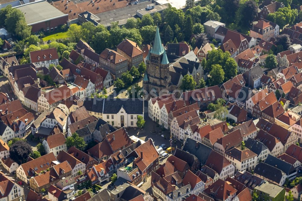 Warendorf from the bird's eye view: The Town hall of the city Warendorf at the market in front of the Saint Laurentius church on the Kirchstrasse in the state North Rhine-Westphalia