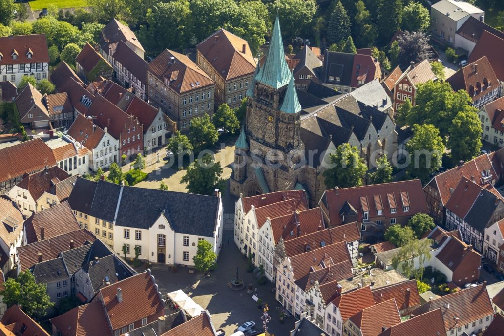 Aerial image Warendorf - The Town hall of the city Warendorf at the market in front of the Saint Laurentius church on the Kirchstrasse in the state North Rhine-Westphalia