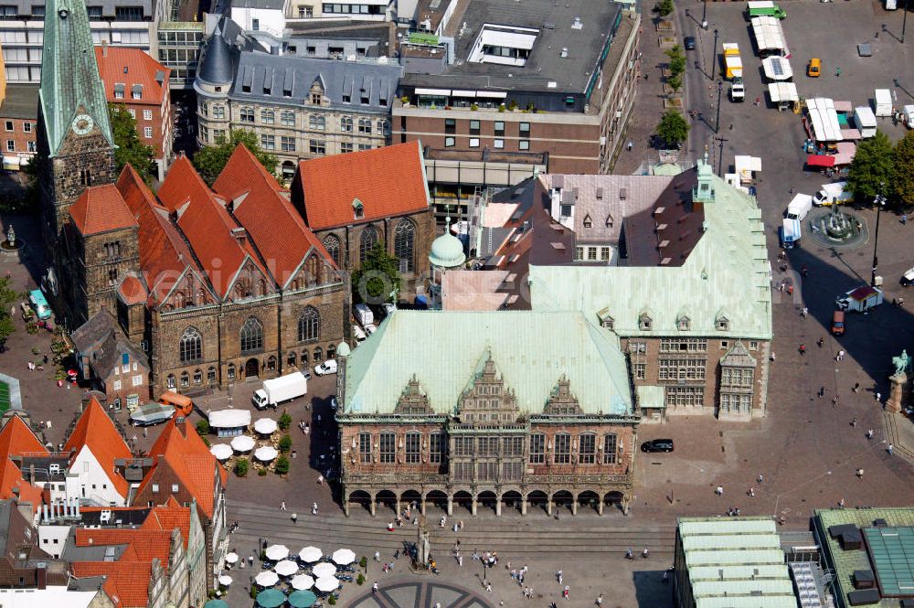 Aerial photograph Bremen - Blick auf das Alte Rathaus in der Bremer Altstadt. Das Gebäude wurde im 15. Jahrhundert in gotischem Stil erbaut und später erweitert. Im Hintergrund ist die Liebfrauenkirche zu erkennen. View to the old townhall in the historic city of Bremen. The building was constructed in the 15. century in gothic style and extended later. In the background is the Liebfrauenkirche recognizeable.