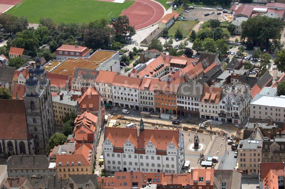 Lutherstadt Wittenberg from above - Blick auf das Rathaus in Wittenberg. Die Lutherstadt Wittenberg zählt zu den kulturell und historisch wichtigsten Städten Europas. Das Rathaus ist ein freistehender 3-geschossiger Bruchsteinbau. Erbaut wurde es von 1523-1535 durch Bastian Krüger. 1541 wird der Ausbau vervollständigt, 1570-1573 werden der Portalvorbau und der Giebel hinzugefügt, 1768 erfolgt die erste Restaurierung, 1868 und von 1926-1928 wird das Gebäudeinnere vollständig erneuert. Kontakt: Lutherstadt Wittenberg, Der Oberbürgermeister, Lutherstr. 56, 06886 Lutherstadt Wittenberg, Tel.: 03491 4210. Links am Bildrand ist die Stadtkirche zu sehen. Im Hintergrund sind die Sanierungsarbeiten am Trajuhnscher Bach zu erkennen. Kontakt: Susann Scheffel, FB Stadtentwicklung, Stadtplanung, Lutherstr. 56, 06886 Lutherstadt Wittenberg, Tel: 03491 421665, susann.scheffel@wittenberg.de