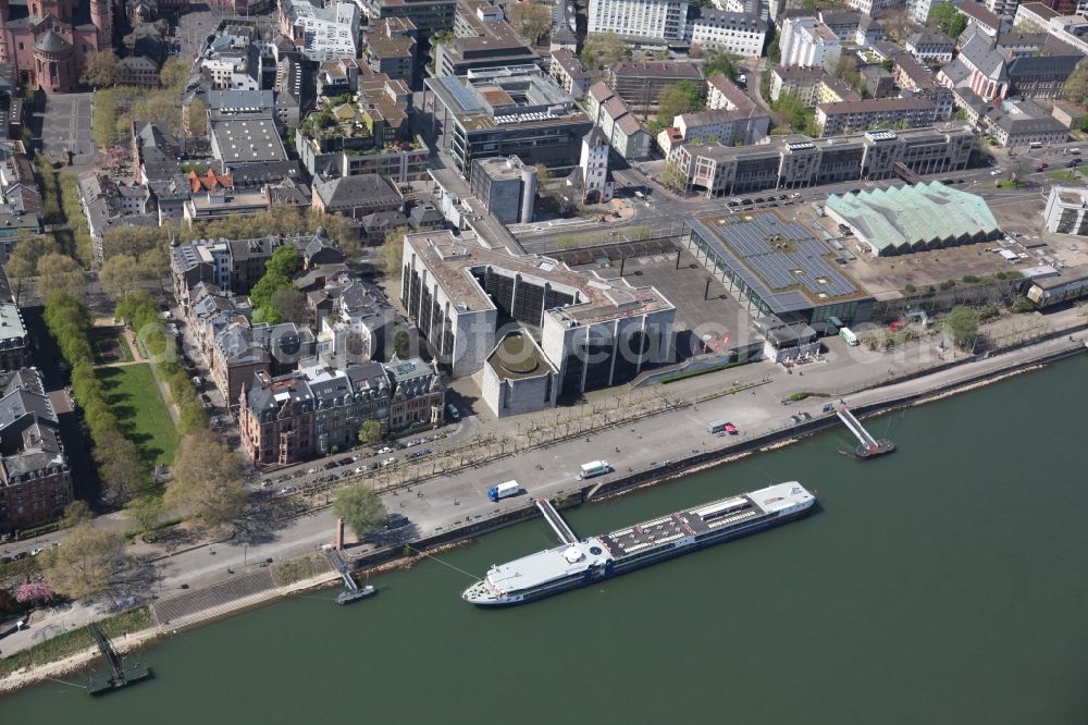 Aerial photograph Mainz - View of the city hall of Mainz in Rhineland-Palatinate, on the right the Rheingoldhalle, an entertainment venue