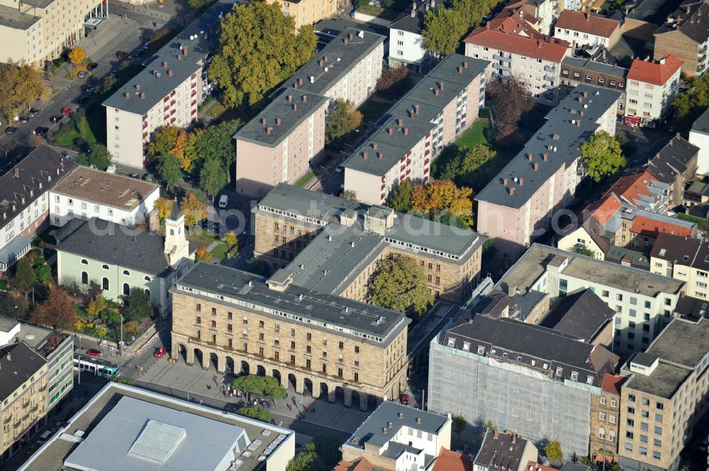 Mannheim from the bird's eye view: Die historische Innenstadt ist in Häuserblöcken statt in Straßenzügen angelegt und trägt daher auch den Beinamen Quadratestadt. Blick auf das Rathaus Mannheim im Quadrat E5. Mannheim is rather unusual among German cities in that the streets and avenues of Mannheim's central area are laid out in a grid pattern, just like most North American and Australian cities and towns are. Because of this, the city's nickname is die Quadratestadt - the German word for city of the squares. View of the townhall Mannheim.