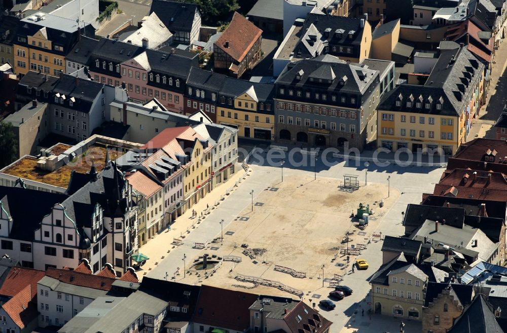 Aerial image Saalfeld/Saale - On the market in the old town of Saalfeld in Thuringia is the historic City Hall. The monument of the 16th century is regarded as one of the important evidence of the Renaissance in Thuringia. The downtown area of the city is characterized by historic residential and commercial buildings