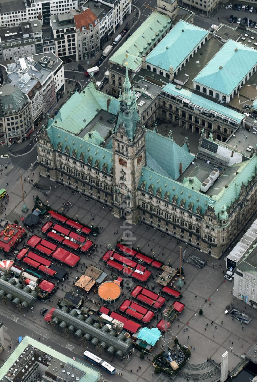 Aerial photograph Hamburg - Town Hall building of the city administration Alter Wall on Rathausmarkt- place in Hamburg