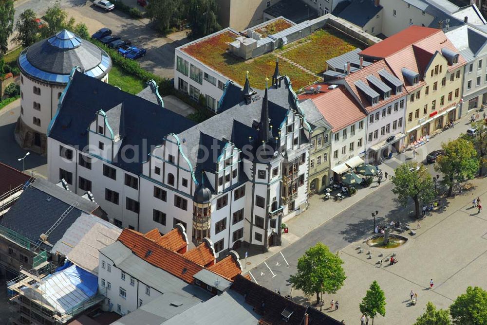 Saalfeld from above - Blick auf das Rathaus und die Stadtverwaltung Saalfeld am Markt 1 in 07318 Saalfeld. Das altehrwürdige Rathaus, 1529-37 errichtet, gilt als Frühwerk sächsisch-thüringischer Renaissance-Baukunst. Links neben dem Kielbogenportal kann man die Saalfelder Elle, einen 56,6 cm langen Eisenstab, entdecken. Telefon-Zentrale: (0 36 71) 5 98-0