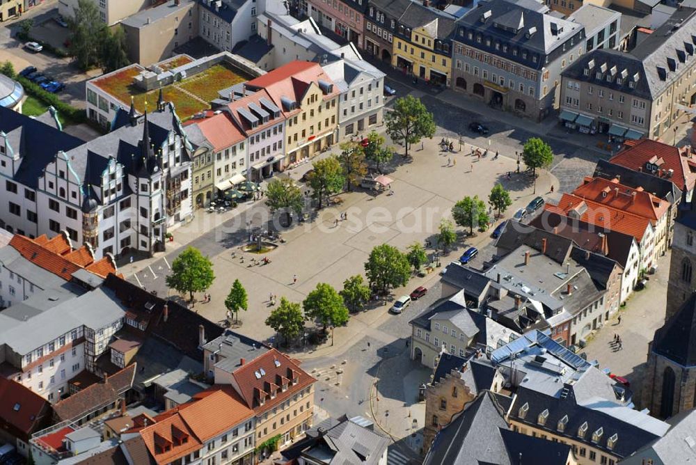 Saalfeld from the bird's eye view: Blick auf das Rathaus und die Stadtverwaltung Saalfeld am Markt 1 in 07318 Saalfeld. Das altehrwürdige Rathaus, 1529-37 errichtet, gilt als Frühwerk sächsisch-thüringischer Renaissance-Baukunst. Links neben dem Kielbogenportal kann man die Saalfelder Elle, einen 56,6 cm langen Eisenstab, entdecken. Telefon-Zentrale: (0 36 71) 5 98-0