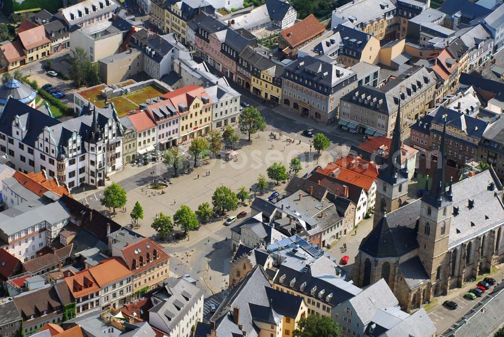 Aerial image Saalfeld - Blick auf das Rathaus und die Stadtverwaltung Saalfeld am Markt 1 in 07318 Saalfeld. Das altehrwürdige Rathaus, 1529-37 errichtet, gilt als Frühwerk sächsisch-thüringischer Renaissance-Baukunst. Links neben dem Kielbogenportal kann man die Saalfelder Elle, einen 56,6 cm langen Eisenstab, entdecken. Telefon-Zentrale: (0 36 71) 5 98-0