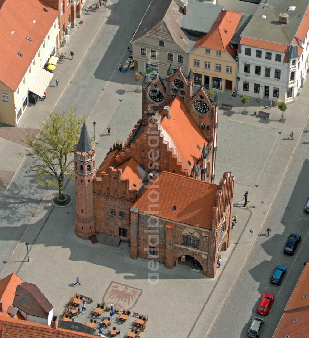 Tangermünde from the bird's eye view: Blick auf das Rathaus von Tangermünde. Das mitteralterliche Rathaus im Stil der Backsteingotik wurde ab dem 14. Jahrhundert gebaut. Das Erdgeschoss und die Kellerräume werden vom Museum für Stadtgeschichte genutzt. View of the town hall of Tangermuende. The medieval town hall was built in the style of brick Gothic from the 14th Century. The ground floor and the basement are used by the Museum of City History.