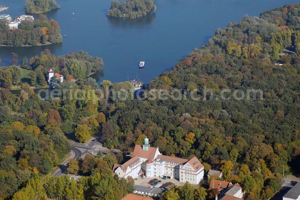 Aerial photograph Berlin-Treptow - Blick auf das Rathaus Treptow - Neue Krugallee 4, 12435 Berlin. Im Hintergrund befindet sich die Spree mit der Insel der Jugend ...