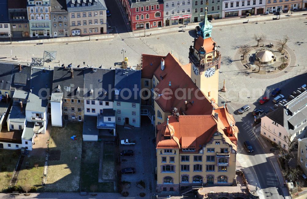 Aerial photograph Waldheim - Das Rathaus am Obermarkt am Fluss Zschopau in Waldheim. Das Gebäude wurde Anfang des zwanzigsten Jahrhunderts im Jugendstil erbaut. The city hall at the river Zschopau in Waldheim.