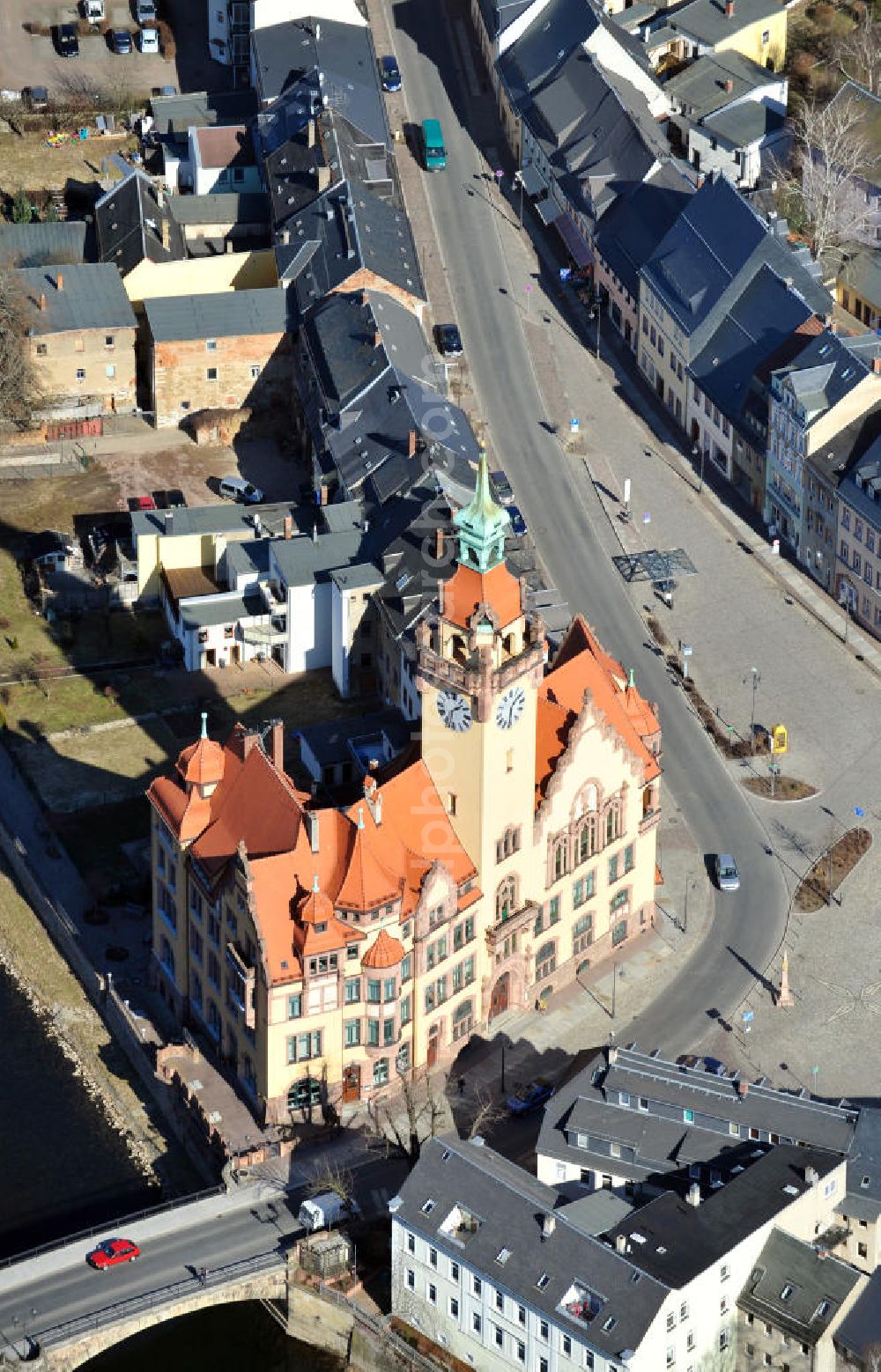 Aerial image Waldheim - Das Rathaus am Obermarkt am Fluss Zschopau in Waldheim. Das Gebäude wurde Anfang des zwanzigsten Jahrhunderts im Jugendstil erbaut. The city hall at the river Zschopau in Waldheim.