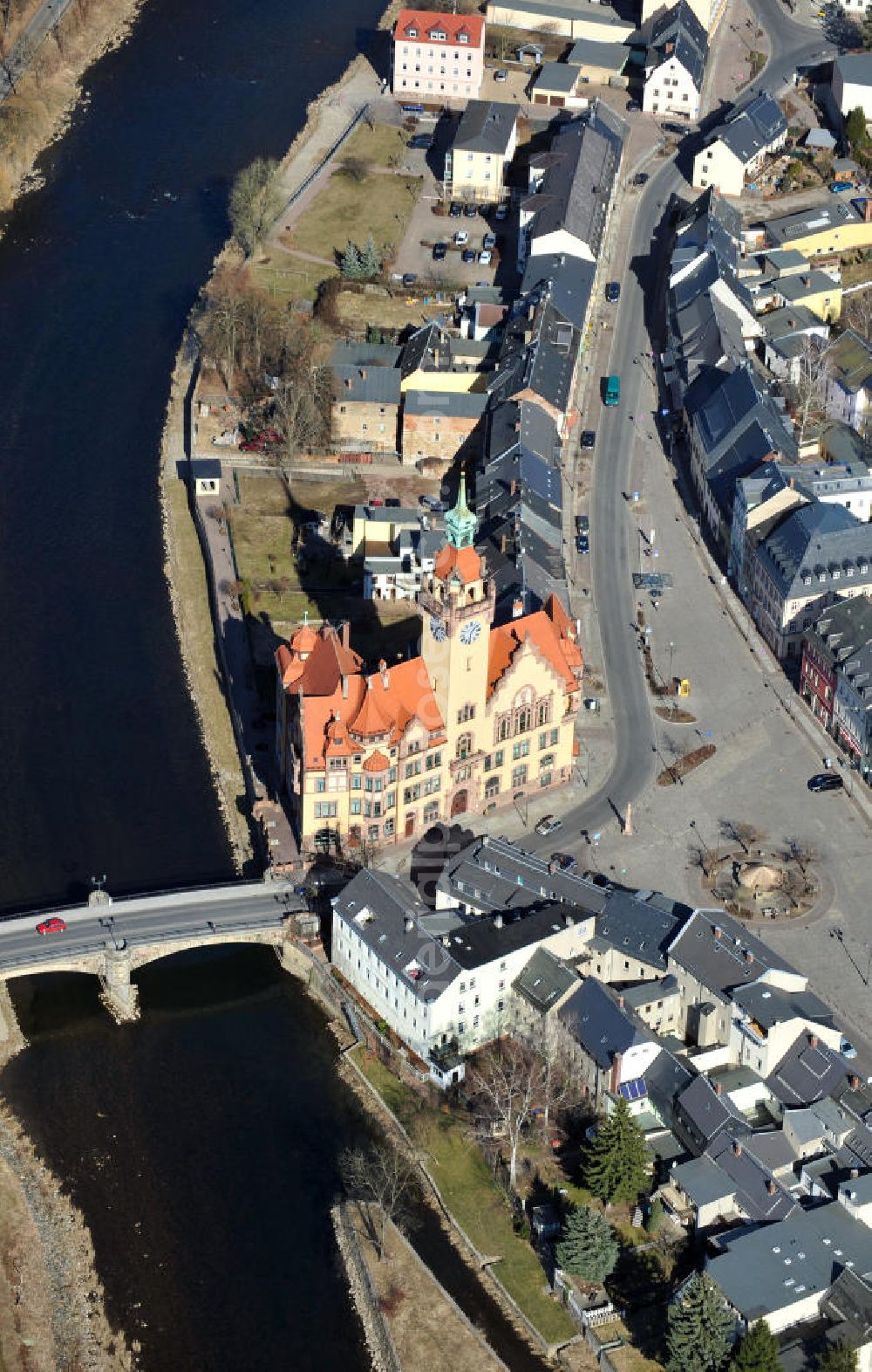 Aerial photograph Waldheim - Das Rathaus am Obermarkt am Fluss Zschopau in Waldheim. Das Gebäude wurde Anfang des zwanzigsten Jahrhunderts im Jugendstil erbaut. The city hall at the river Zschopau in Waldheim.