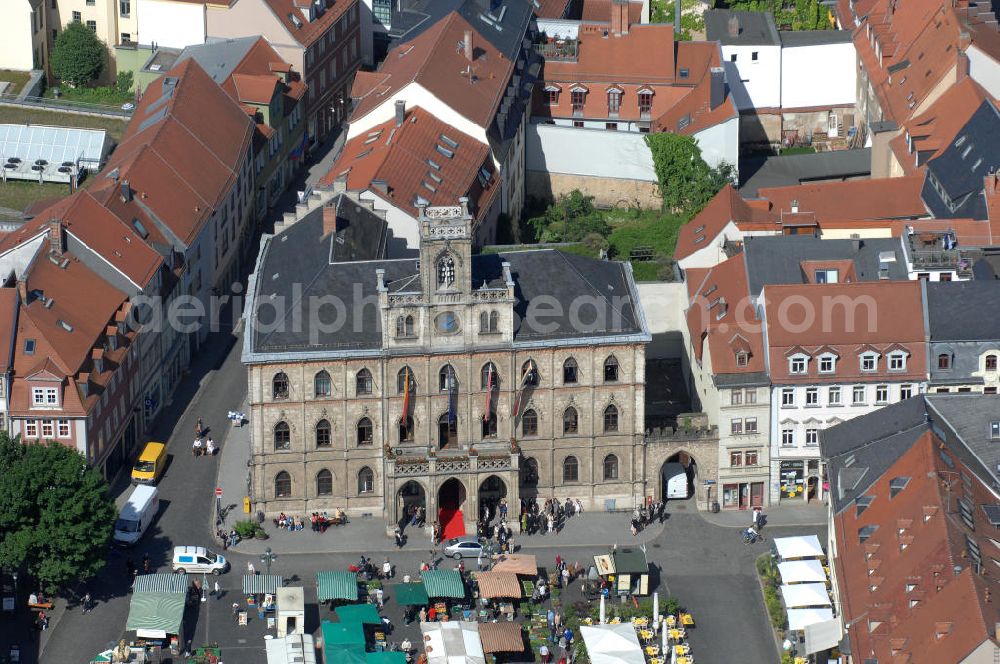 Weimar from the bird's eye view: Blick auf das Weimarer Rathaus , es befindet sich im Zentrum Weimars auf der Westseite des Marktplatzes. Der dreigeschossige Bau in neugotischem Stil mit repräsentativem Balkon und Glockenturm ist eines der Wahrzeichen der Stadt Weimar. Neben der Stadtverwaltung ist im Rathaus auch das Stadtarchiv untergebracht. View of the Weimar City Hall, it is in the center of Weimar, on the west side of the square. The three-storey building in neo-Gothic style, with prestigious balcony and bell tower is a landmark in the city of Weimar.