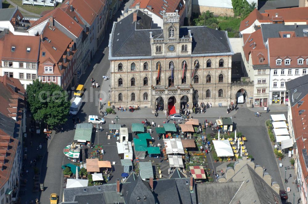 Aerial image Weimar - Blick auf das Weimarer Rathaus , es befindet sich im Zentrum Weimars auf der Westseite des Marktplatzes. Der dreigeschossige Bau in neugotischem Stil mit repräsentativem Balkon und Glockenturm ist eines der Wahrzeichen der Stadt Weimar. Neben der Stadtverwaltung ist im Rathaus auch das Stadtarchiv untergebracht. View of the Weimar City Hall, it is in the center of Weimar, on the west side of the square. The three-storey building in neo-Gothic style, with prestigious balcony and bell tower is a landmark in the city of Weimar.