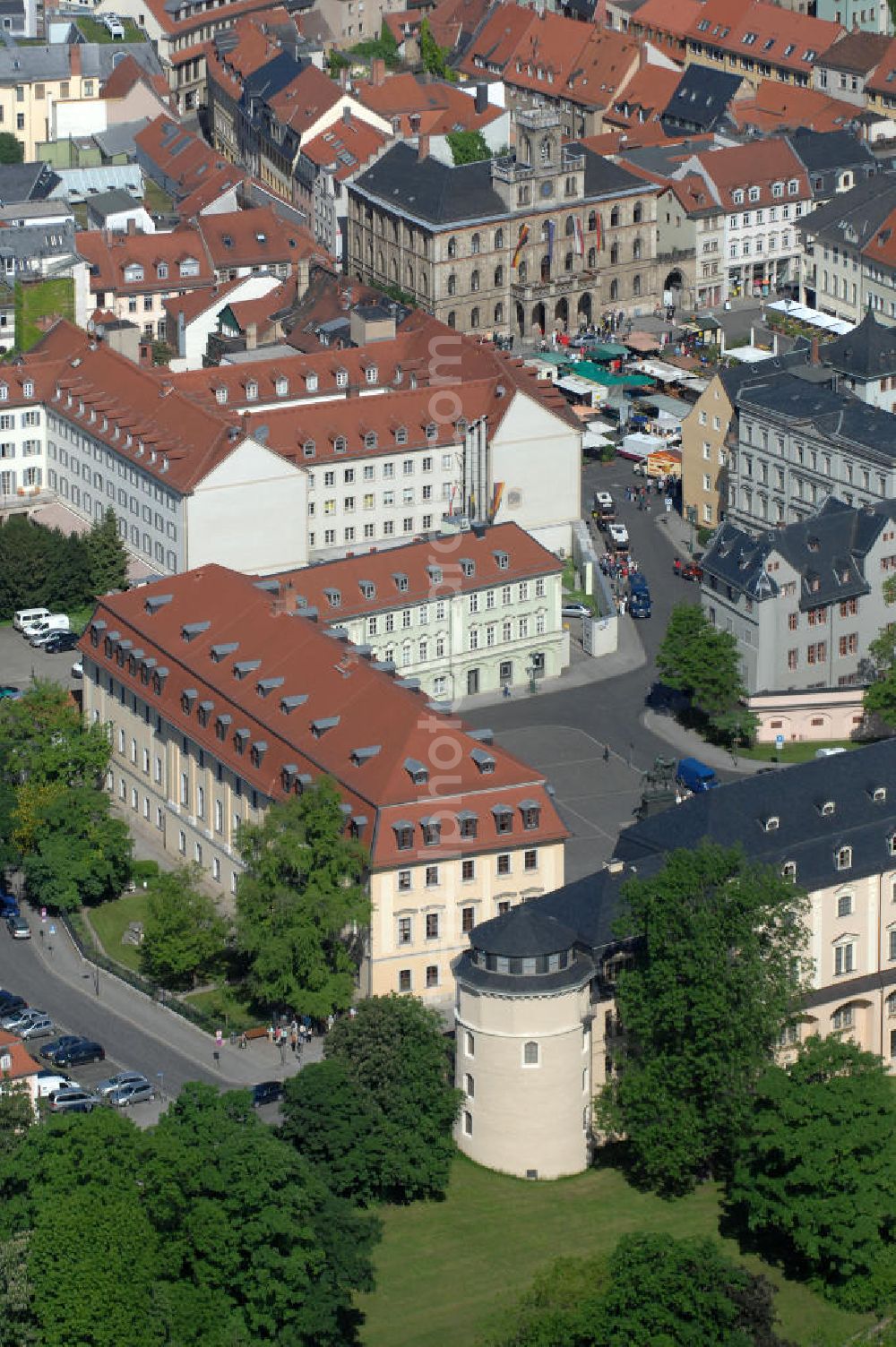 Weimar from above - Blick auf das Weimarer Rathaus , es befindet sich im Zentrum Weimars auf der Westseite des Marktplatzes. Der dreigeschossige Bau in neugotischem Stil mit repräsentativem Balkon und Glockenturm ist eines der Wahrzeichen der Stadt Weimar. Neben der Stadtverwaltung ist im Rathaus auch das Stadtarchiv untergebracht. View of the Weimar City Hall, it is in the center of Weimar, on the west side of the square. The three-storey building in neo-Gothic style, with prestigious balcony and bell tower is a landmark in the city of Weimar.