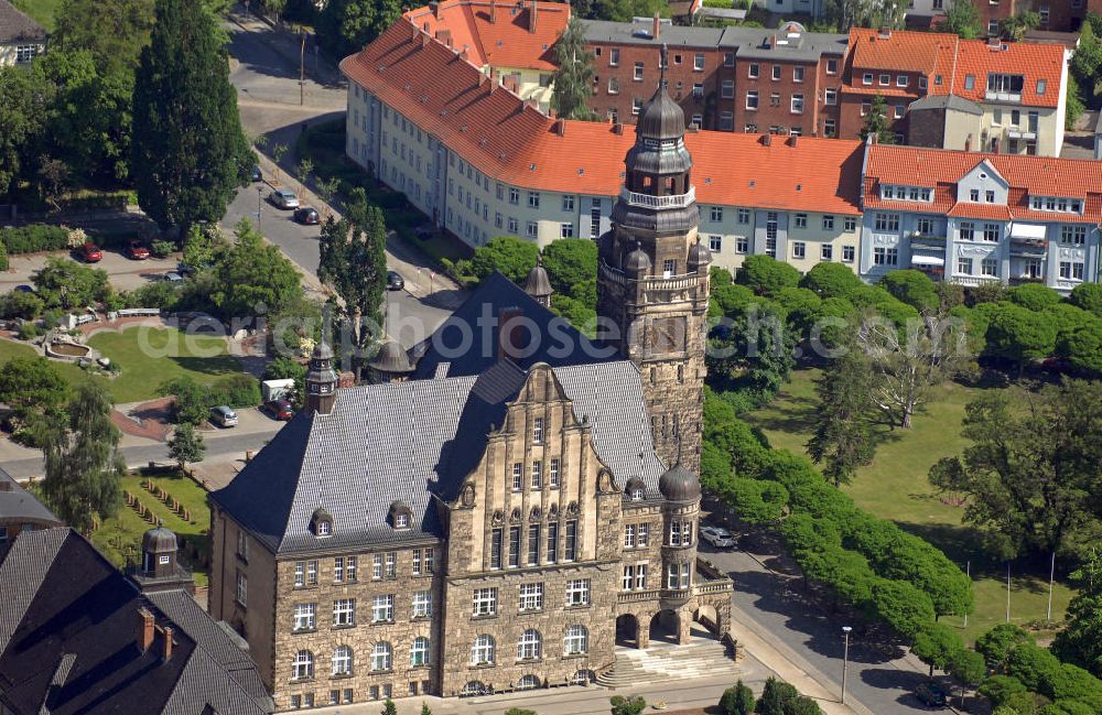 Aerial photograph Wittenberg - Blick auf das neobarocke Rathaus in der August-Bebel-Straße in Wittenberge. Es wurde von 1912 bis 1914 nach den Entwürfen des Stadtbaurats Friede Everhard Bruns errichtet. Der Turm hat eine Höhe von 51 m, der zudem eine Aussichtsplattform besitzt. View of the neo-baroque town hall in the August-Bebel-Strasse in Wittenberge. It was built between 1912 and 1914 after plans by the head of the municipal planning and building control office Friede Everhard Bruns. The tower has a height of 51 m, which also has a viewing platform.