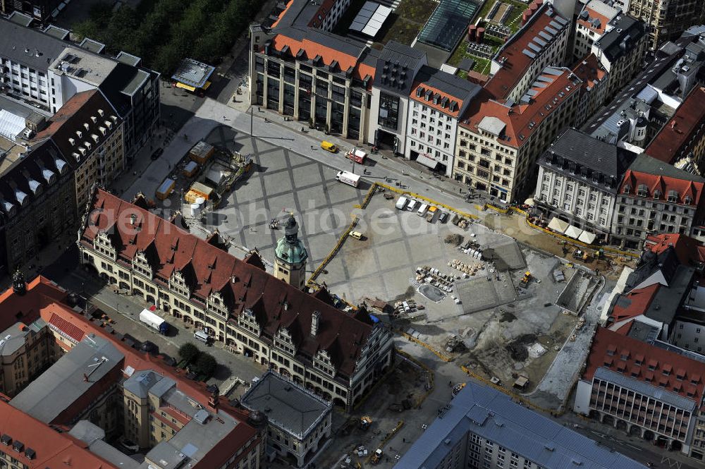 Aerial photograph Leipzig - Blick den neu gestalteten Rathausplatz am Leipziger Rathaus. Die Baustelle wird vom City-Tunnel Leipzig durchquert. Der City-Tunnel ist ein noch im Bau befindlicher Eisenbahntunnel für die S-Bahn der Innenstadt in Leipzig mit zwei Tunnelröhren und einem Gleis je Richtung. Er soll den Hauptbahnhof mit dem zwei Kilometer entfernten (und mittlerweile stillgelegten) Bayerischen Bahnhof verbinden. View the newly designed space at the Leipzig Town Hall. SCHÜßLER PLAN ,