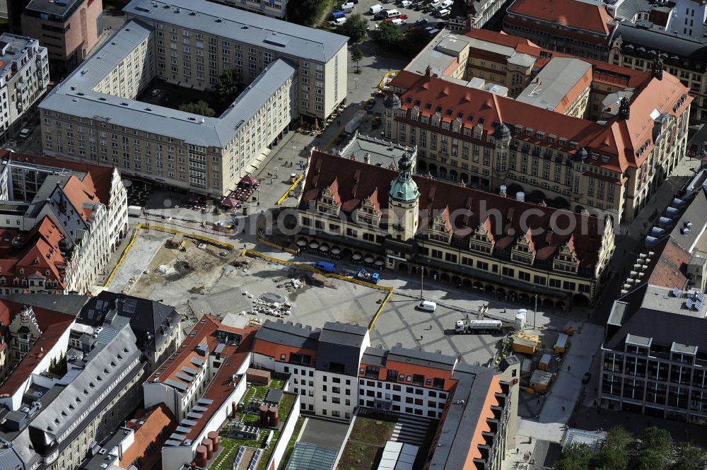 Leipzig from above - Blick den neu gestalteten Rathausplatz am Leipziger Rathaus. Die Baustelle wird vom City-Tunnel Leipzig durchquert. Der City-Tunnel ist ein noch im Bau befindlicher Eisenbahntunnel für die S-Bahn der Innenstadt in Leipzig mit zwei Tunnelröhren und einem Gleis je Richtung. Er soll den Hauptbahnhof mit dem zwei Kilometer entfernten (und mittlerweile stillgelegten) Bayerischen Bahnhof verbinden. View the newly designed space at the Leipzig Town Hall. SCHÜßLER PLAN ,