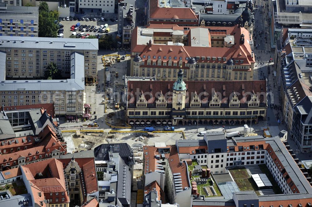 Leipzig from the bird's eye view: Blick den neu gestalteten Rathausplatz am Leipziger Rathaus. Die Baustelle wird vom City-Tunnel Leipzig durchquert. Der City-Tunnel ist ein noch im Bau befindlicher Eisenbahntunnel für die S-Bahn der Innenstadt in Leipzig mit zwei Tunnelröhren und einem Gleis je Richtung. Er soll den Hauptbahnhof mit dem zwei Kilometer entfernten (und mittlerweile stillgelegten) Bayerischen Bahnhof verbinden. View the newly designed space at the Leipzig Town Hall. SCHÜßLER PLAN ,