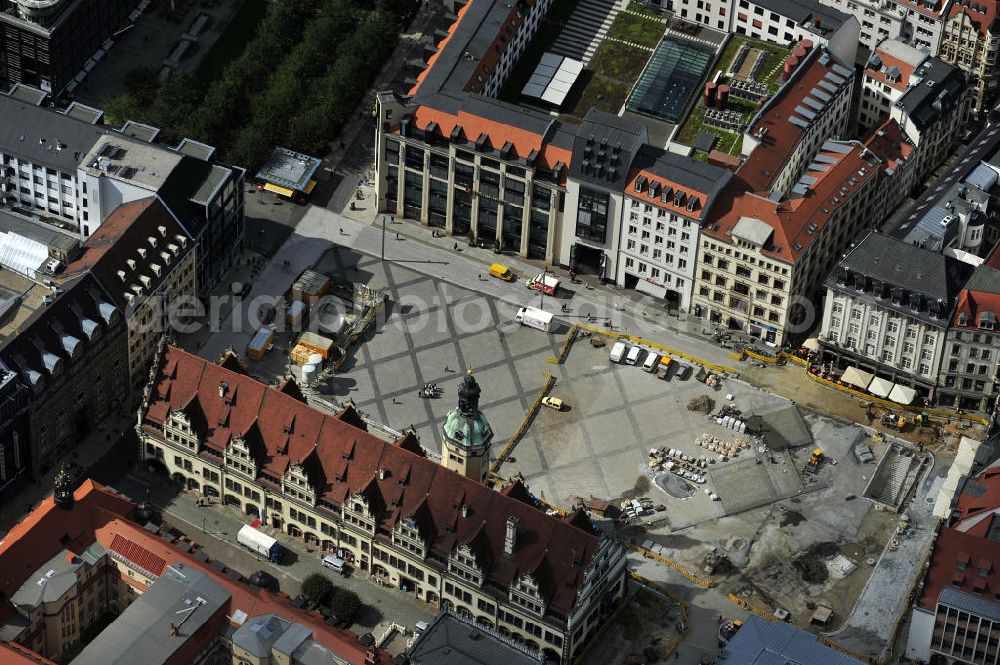 Aerial image Leipzig - Blick den neu gestalteten Rathausplatz am Leipziger Rathaus. Die Baustelle wird vom City-Tunnel Leipzig durchquert. Der City-Tunnel ist ein noch im Bau befindlicher Eisenbahntunnel für die S-Bahn der Innenstadt in Leipzig mit zwei Tunnelröhren und einem Gleis je Richtung. Er soll den Hauptbahnhof mit dem zwei Kilometer entfernten (und mittlerweile stillgelegten) Bayerischen Bahnhof verbinden. View the newly designed space at the Leipzig Town Hall. SCHÜßLER PLAN ,