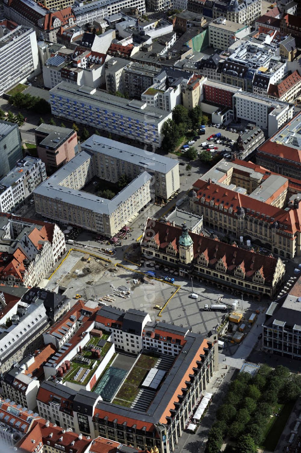 Aerial photograph Leipzig - Blick den neu gestalteten Rathausplatz am Leipziger Rathaus. Die Baustelle wird vom City-Tunnel Leipzig durchquert. Der City-Tunnel ist ein noch im Bau befindlicher Eisenbahntunnel für die S-Bahn der Innenstadt in Leipzig mit zwei Tunnelröhren und einem Gleis je Richtung. Er soll den Hauptbahnhof mit dem zwei Kilometer entfernten (und mittlerweile stillgelegten) Bayerischen Bahnhof verbinden. View the newly designed space at the Leipzig Town Hall. SCHÜßLER PLAN ,