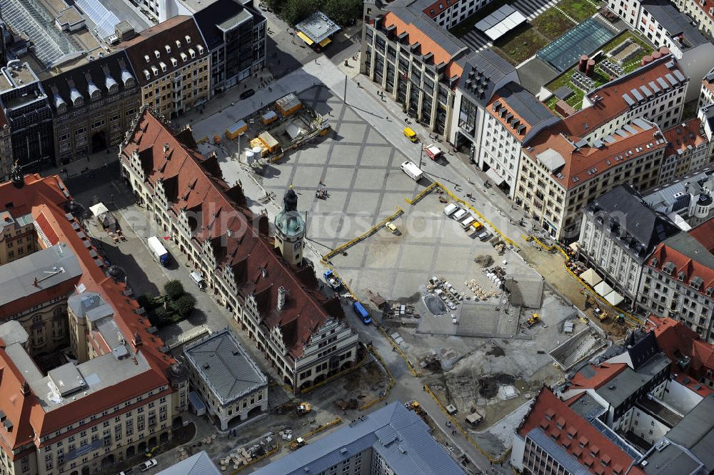 Leipzig from above - Blick den neu gestalteten Rathausplatz am Leipziger Rathaus. Die Baustelle wird vom City-Tunnel Leipzig durchquert. Der City-Tunnel ist ein noch im Bau befindlicher Eisenbahntunnel für die S-Bahn der Innenstadt in Leipzig mit zwei Tunnelröhren und einem Gleis je Richtung. Er soll den Hauptbahnhof mit dem zwei Kilometer entfernten (und mittlerweile stillgelegten) Bayerischen Bahnhof verbinden. View the newly designed space at the Leipzig Town Hall. SCHÜßLER PLAN ,