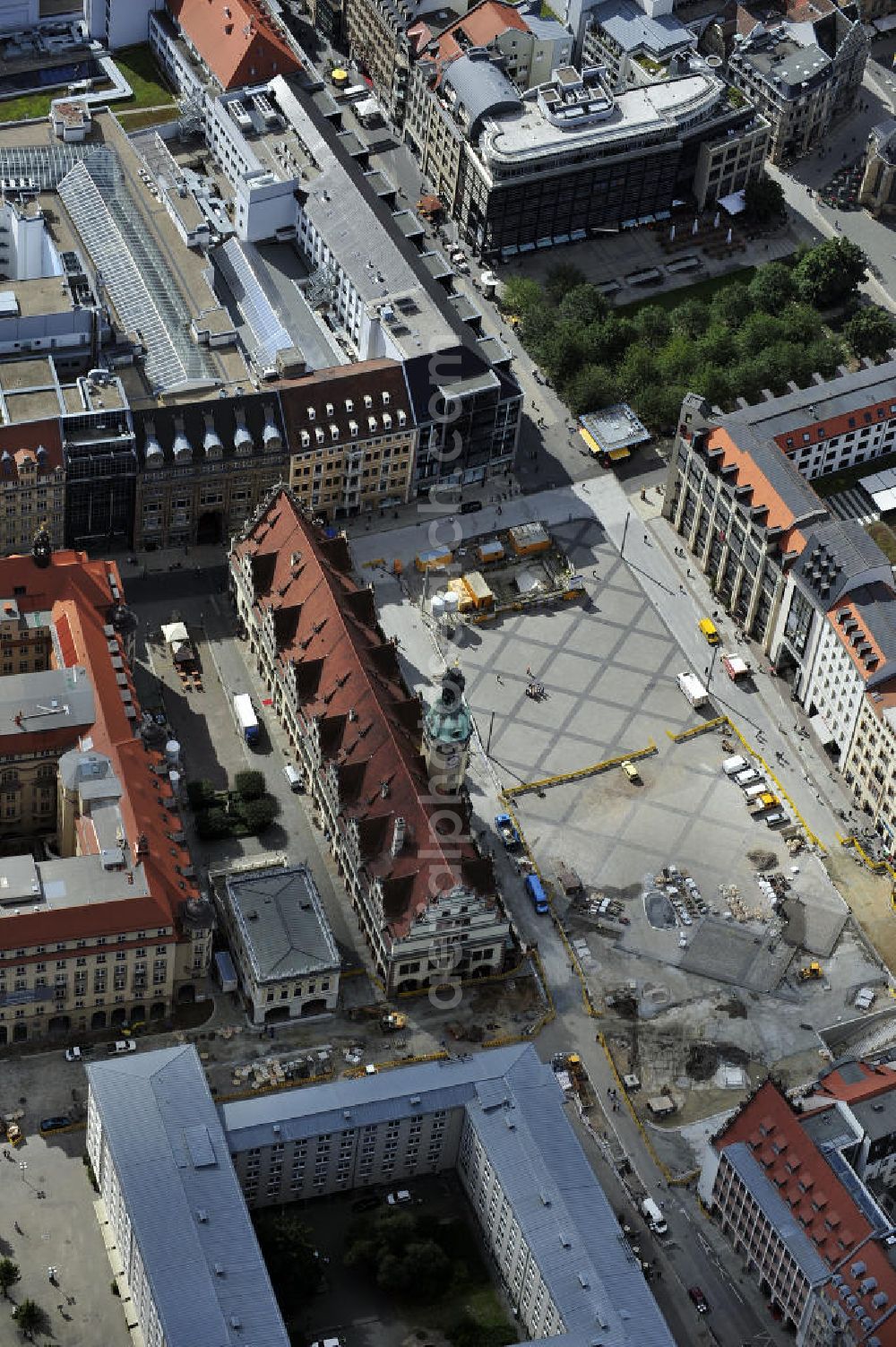 Leipzig from the bird's eye view: Blick den neu gestalteten Rathausplatz am Leipziger Rathaus. Die Baustelle wird vom City-Tunnel Leipzig durchquert. Der City-Tunnel ist ein noch im Bau befindlicher Eisenbahntunnel für die S-Bahn der Innenstadt in Leipzig mit zwei Tunnelröhren und einem Gleis je Richtung. Er soll den Hauptbahnhof mit dem zwei Kilometer entfernten (und mittlerweile stillgelegten) Bayerischen Bahnhof verbinden. View the newly designed space at the Leipzig Town Hall. SCHÜßLER PLAN ,