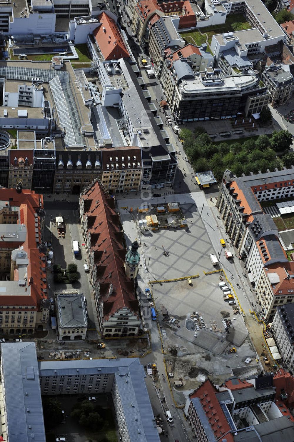 Aerial image Leipzig - Blick den neu gestalteten Rathausplatz am Leipziger Rathaus. Die Baustelle wird vom City-Tunnel Leipzig durchquert. Der City-Tunnel ist ein noch im Bau befindlicher Eisenbahntunnel für die S-Bahn der Innenstadt in Leipzig mit zwei Tunnelröhren und einem Gleis je Richtung. Er soll den Hauptbahnhof mit dem zwei Kilometer entfernten (und mittlerweile stillgelegten) Bayerischen Bahnhof verbinden. View the newly designed space at the Leipzig Town Hall. SCHÜßLER PLAN ,