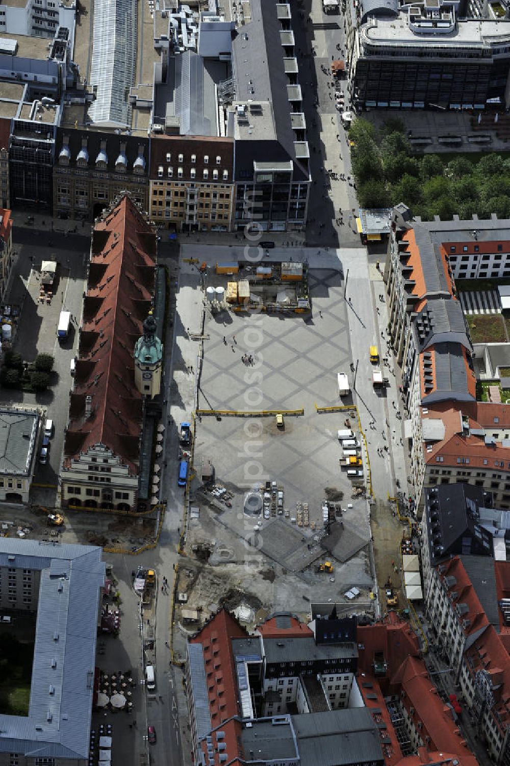 Aerial photograph Leipzig - Blick den neu gestalteten Rathausplatz am Leipziger Rathaus. Die Baustelle wird vom City-Tunnel Leipzig durchquert. Der City-Tunnel ist ein noch im Bau befindlicher Eisenbahntunnel für die S-Bahn der Innenstadt in Leipzig mit zwei Tunnelröhren und einem Gleis je Richtung. Er soll den Hauptbahnhof mit dem zwei Kilometer entfernten (und mittlerweile stillgelegten) Bayerischen Bahnhof verbinden. View the newly designed space at the Leipzig Town Hall. SCHÜßLER PLAN ,