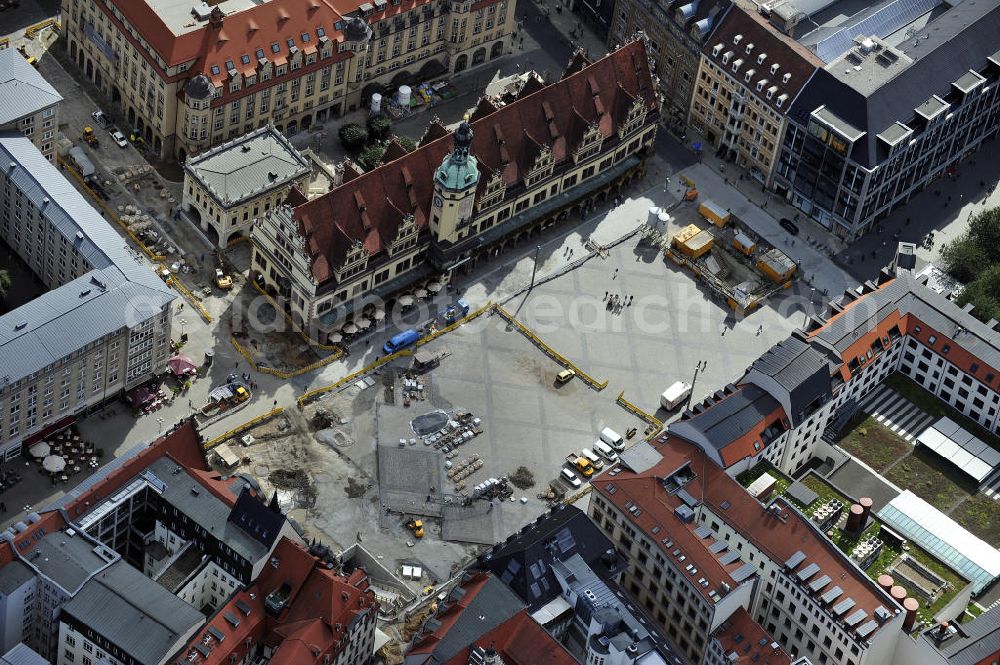 Leipzig from above - Blick den neu gestalteten Rathausplatz am Leipziger Rathaus. Die Baustelle wird vom City-Tunnel Leipzig durchquert. Der City-Tunnel ist ein noch im Bau befindlicher Eisenbahntunnel für die S-Bahn der Innenstadt in Leipzig mit zwei Tunnelröhren und einem Gleis je Richtung. Er soll den Hauptbahnhof mit dem zwei Kilometer entfernten (und mittlerweile stillgelegten) Bayerischen Bahnhof verbinden. View the newly designed space at the Leipzig Town Hall. SCHÜßLER PLAN ,