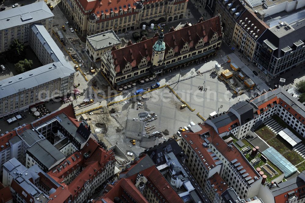 Leipzig from the bird's eye view: Blick den neu gestalteten Rathausplatz am Leipziger Rathaus. Die Baustelle wird vom City-Tunnel Leipzig durchquert. Der City-Tunnel ist ein noch im Bau befindlicher Eisenbahntunnel für die S-Bahn der Innenstadt in Leipzig mit zwei Tunnelröhren und einem Gleis je Richtung. Er soll den Hauptbahnhof mit dem zwei Kilometer entfernten (und mittlerweile stillgelegten) Bayerischen Bahnhof verbinden. View the newly designed space at the Leipzig Town Hall. SCHÜßLER PLAN ,