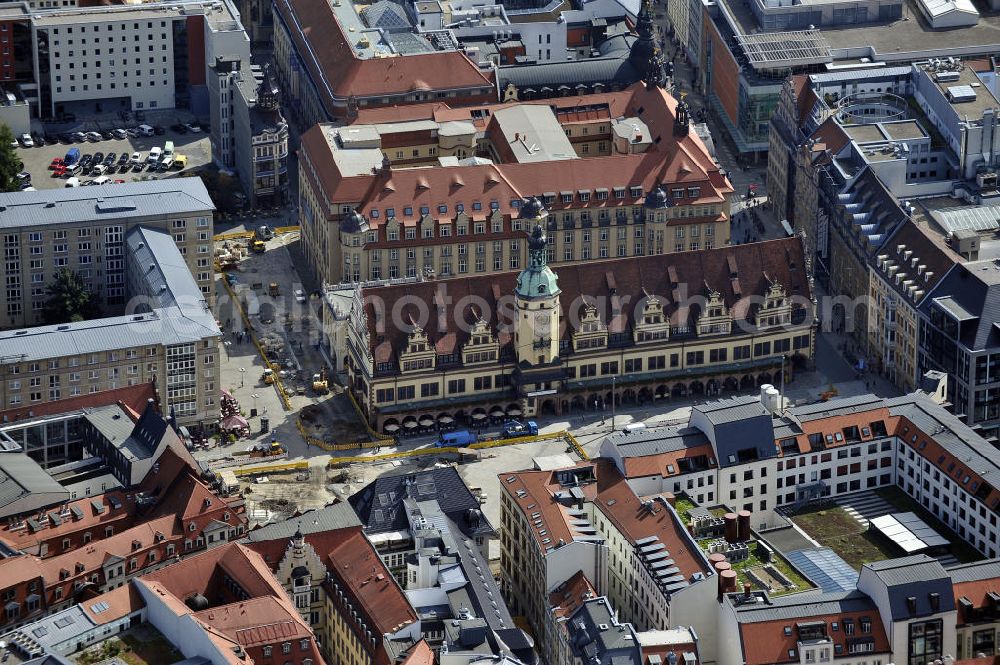 Aerial image Leipzig - Blick den neu gestalteten Rathausplatz am Leipziger Rathaus. Die Baustelle wird vom City-Tunnel Leipzig durchquert. Der City-Tunnel ist ein noch im Bau befindlicher Eisenbahntunnel für die S-Bahn der Innenstadt in Leipzig mit zwei Tunnelröhren und einem Gleis je Richtung. Er soll den Hauptbahnhof mit dem zwei Kilometer entfernten (und mittlerweile stillgelegten) Bayerischen Bahnhof verbinden. View the newly designed space at the Leipzig Town Hall. SCHÜßLER PLAN ,