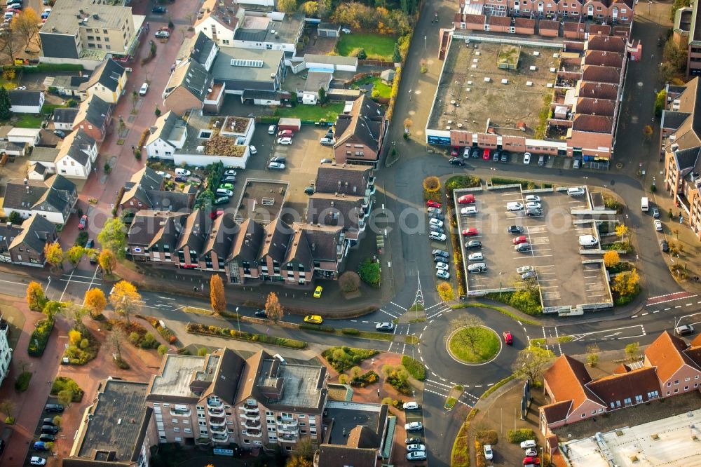 Aerial photograph Voerde (Niederrhein) - Ensemble space Rathausplatz in the inner city center in the district Ruhr Metropolitan Area in Voerde (Niederrhein) in the state North Rhine-Westphalia