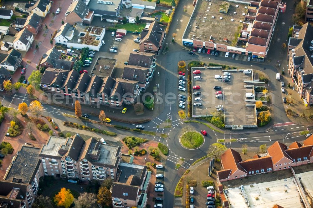 Voerde (Niederrhein) from above - Ensemble space Rathausplatz in the inner city center in the district Ruhr Metropolitan Area in Voerde (Niederrhein) in the state North Rhine-Westphalia