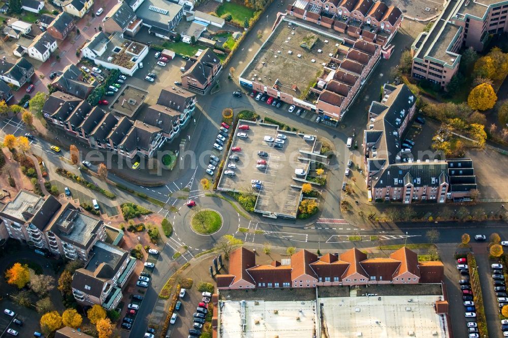 Voerde (Niederrhein) from the bird's eye view: Ensemble space Rathausplatz in the inner city center in the district Ruhr Metropolitan Area in Voerde (Niederrhein) in the state North Rhine-Westphalia