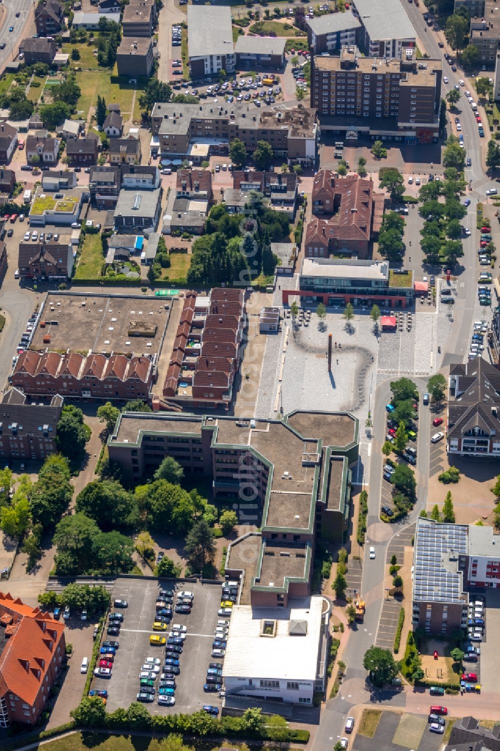 Voerde (Niederrhein) from the bird's eye view: View of the Rathausplatz in Voerde in the state of North Rhine-Westphalia