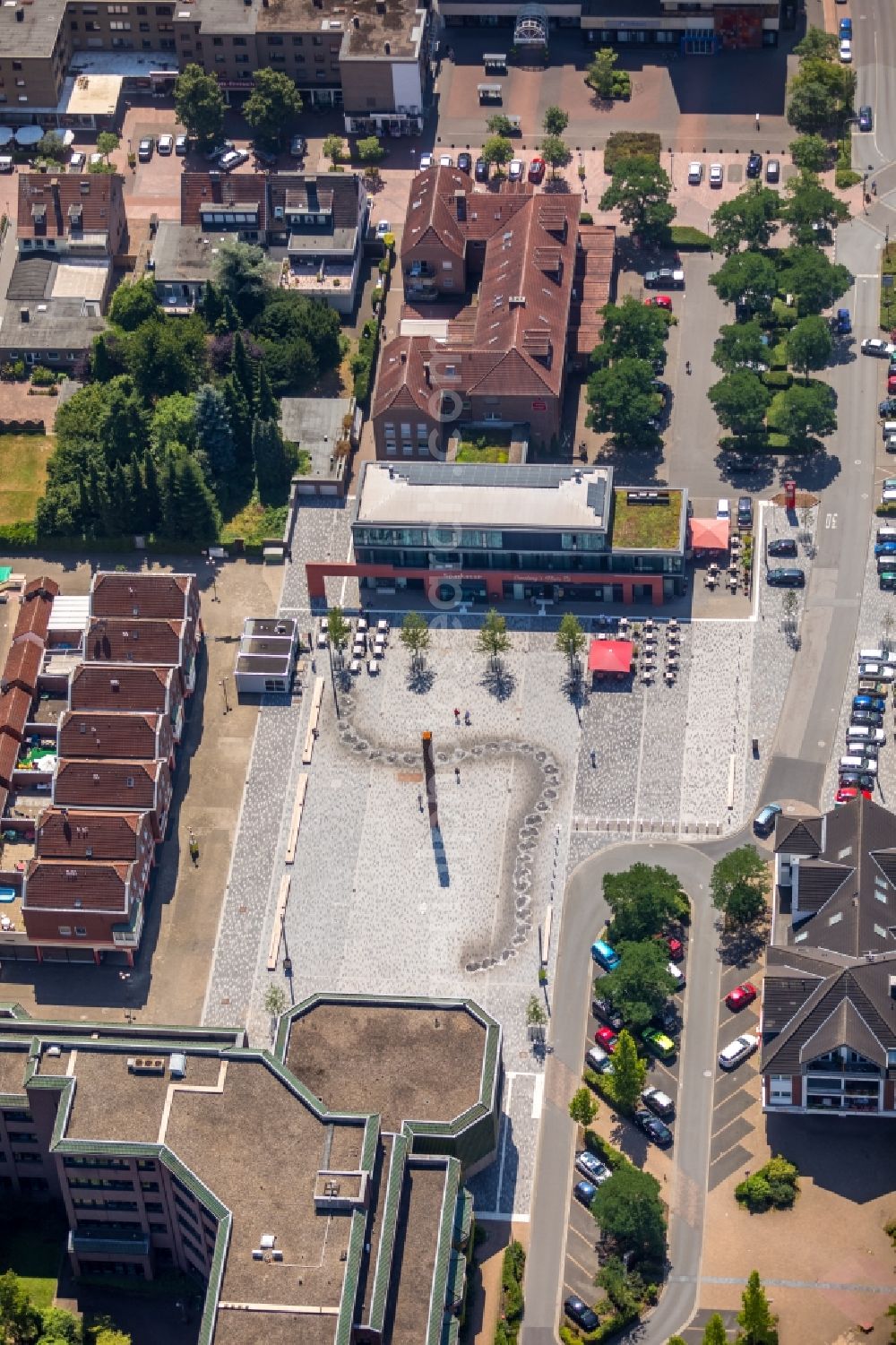 Aerial image Voerde (Niederrhein) - View of the Rathausplatz in Voerde in the state of North Rhine-Westphalia