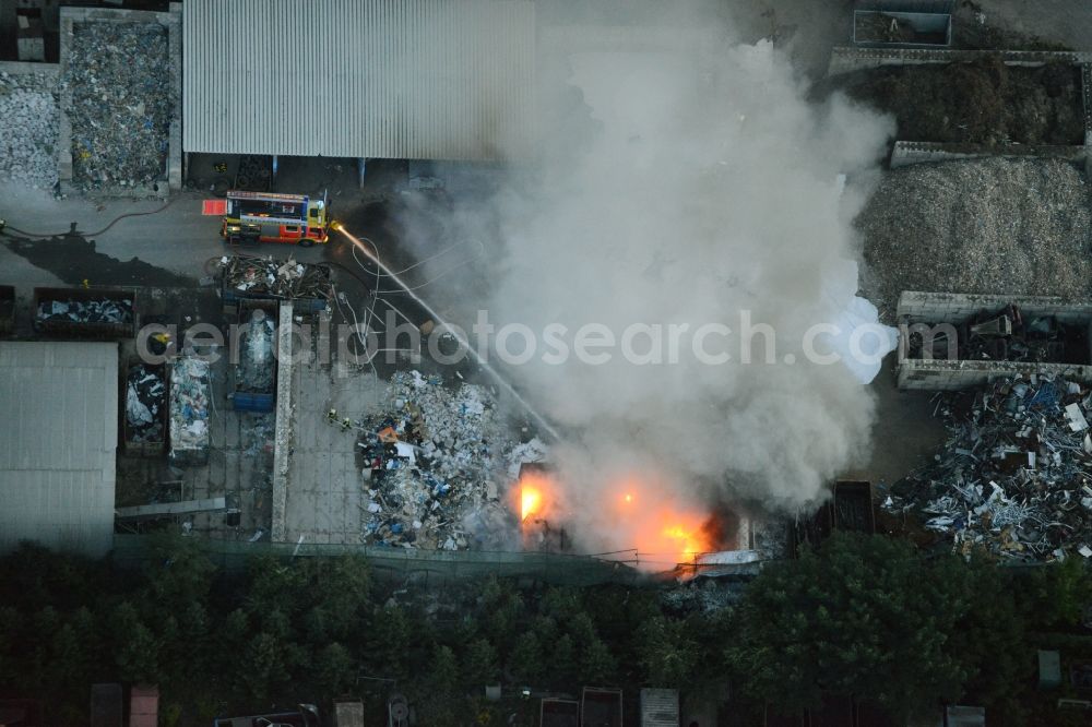 Storkow (Mark) from the bird's eye view: Smoke and flames during the fire fighting to fire beim Entsorgungsfachbetrieb Kiesewetter GmbH in Storkow (Mark) in the state Brandenburg