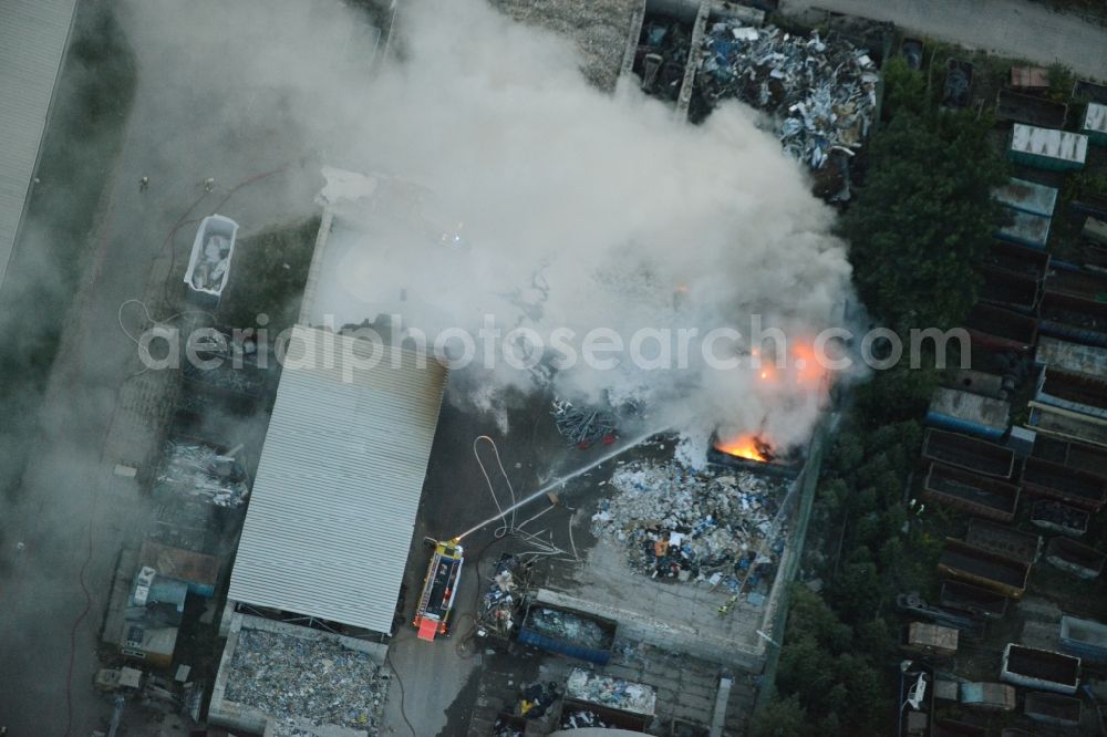 Storkow (Mark) from the bird's eye view: Smoke and flames during the fire fighting to fire beim Entsorgungsfachbetrieb Kiesewetter GmbH in Storkow (Mark) in the state Brandenburg