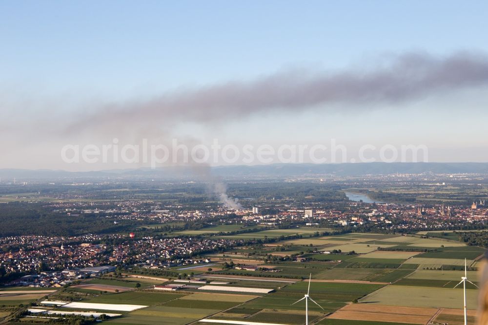 Aerial photograph Speyer - Smoke and flames during the fire fighting to fire of a storage all for antiqities in the Werkstrasse in Speyer in the state Rhineland-Palatinate, Germany