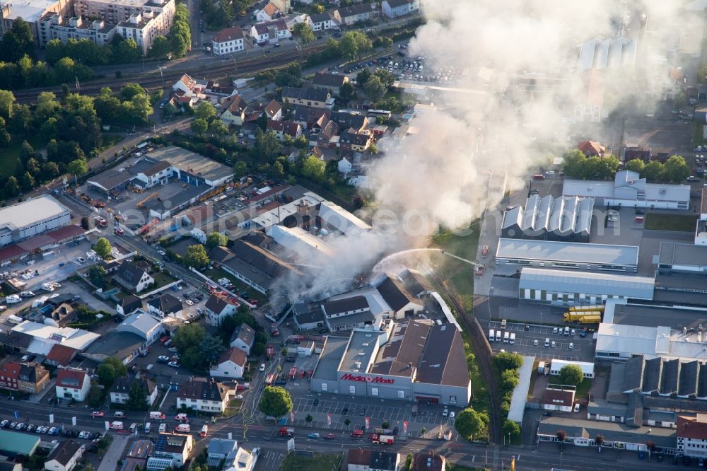 Speyer from the bird's eye view: Smoke and flames during the fire fighting to fire of a storage all for antiqities in the Werkstrasse in Speyer in the state Rhineland-Palatinate, Germany