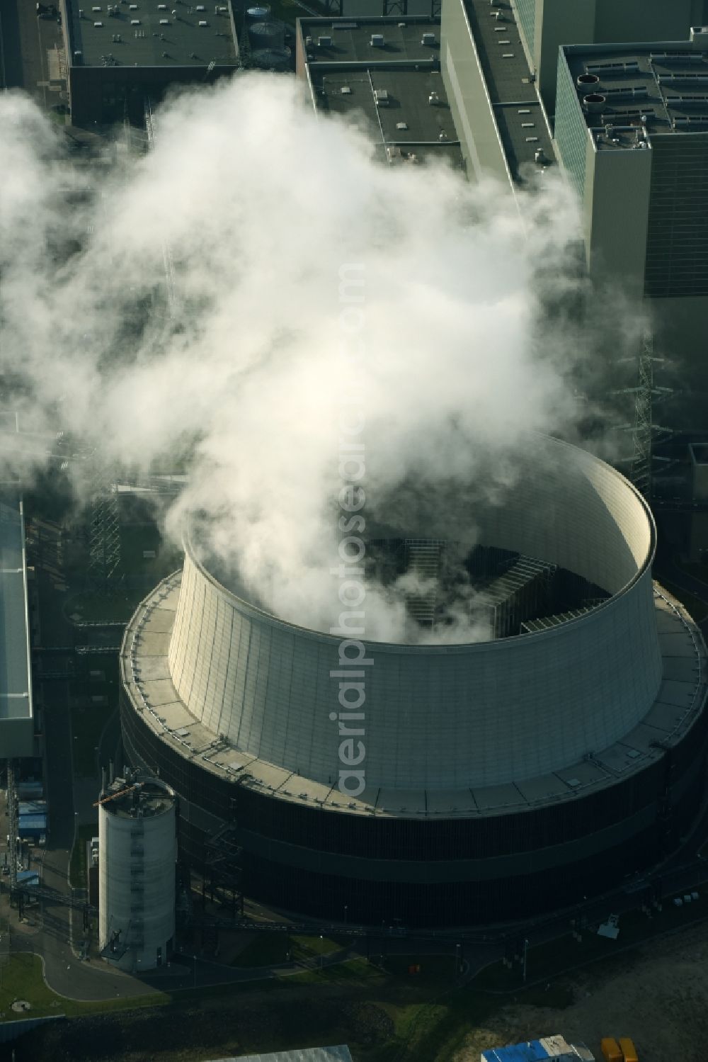 Aerial image Hamburg - Coal power plants of the Vattenfall power plant Moorburg in Hamburg in Germany. The power plant with its domes, silos and technical facilities is located on the riverbank of the Suederelbe